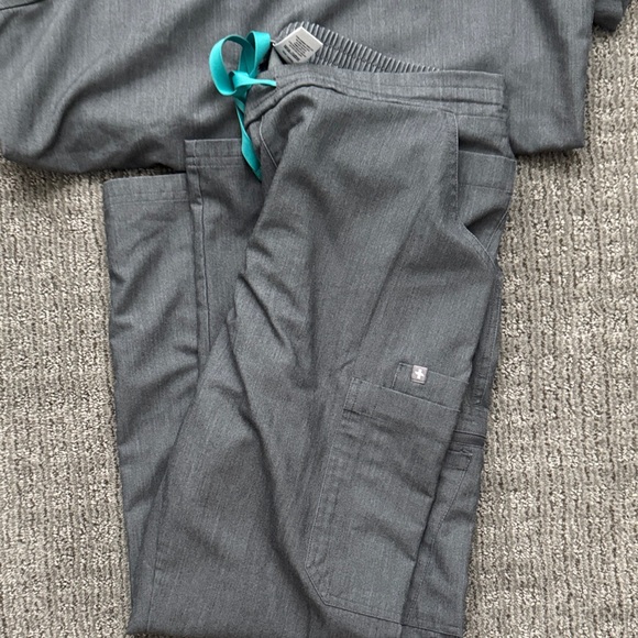 FIGS Graphite Scrub Set - Picture 4 of 4